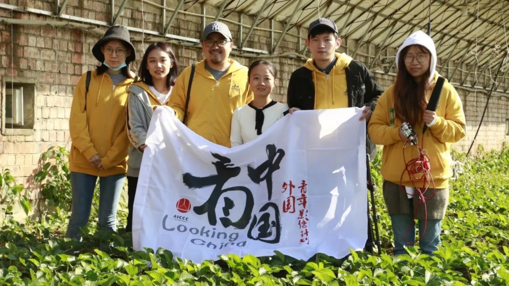图片包含 人, 户外, 站, 草&#xA;&#xA;描述已自动生成